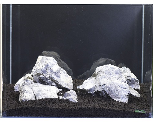 Eingerichtetes Aquarium mit Steinen und Bodengrund