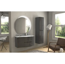 Modernes Badezimmer mit Waschtisch, Spiegel und Hochschrank