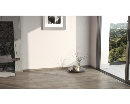 Heller Raum mit Kamin, Holzboden und Blick nach draußen