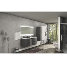 Modernes Badezimmer mit Waschtisch, Spiegel mit Beleuchtung, Hochschrank und Fenster mit Blick auf den Wald