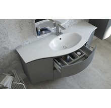 Modernes Badezimmer mit Waschbecken, Spiegel und offenem Schubladenelement zur Aufbewahrung
