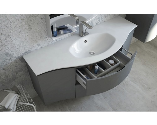 Modernes Badezimmer mit Waschbecken, Spiegel und offenem Schubladenelement zur Aufbewahrung