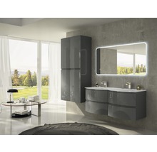 Badezimmer mit Waschtisch, Spiegelschrank und beleuchtetem Spiegel für eine moderne Einrichtung