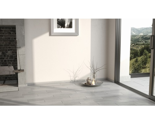 Heller Raum mit Kamin, Fliesenboden und Schiebetür