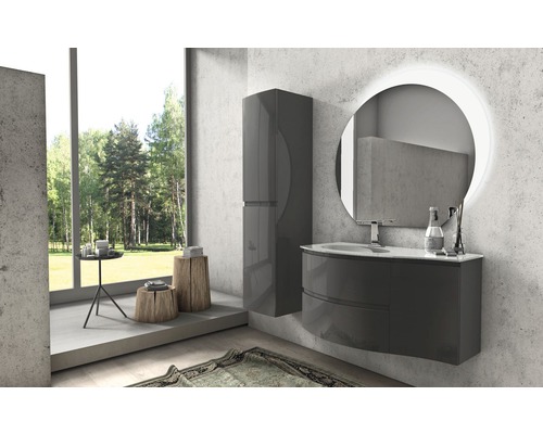 Modernes Badezimmer mit Waschtisch, Spiegelschrank und Hochschrank vor einem Fenster mit Blick in die Natur.