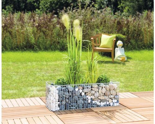 Gabionen-Pflanzkasten mit Steinen und Bepflanzung im Garten