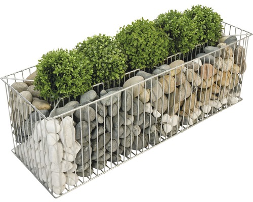 Gabione aus Draht mit Steinen und künstlichen Pflanzen
