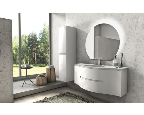 Modernes Badezimmer mit Waschtisch, Spiegelschrank und Fenster mit Blick in die Natur