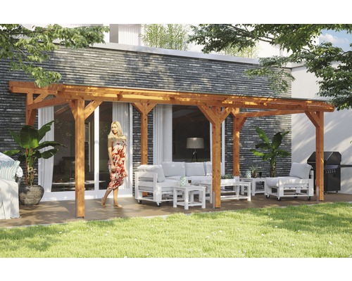 Terrassenüberdachung SKAN HOLZ Siena 648x300 cm eiche hell Holzterrasse mit Holzüberdachung und Gartenmöbeln auf einer Rasenfläche.