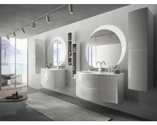 Helles Badezimmer mit zwei Waschtischen, runden Spiegeln mit Beleuchtung und passenden Hochschränken.