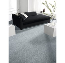 Wohnzimmer mit Teppichboden, Sofa und Beistelltisch