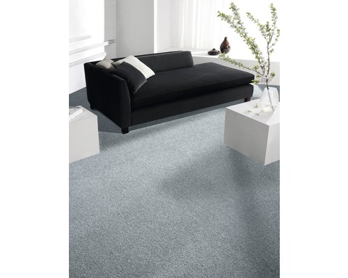 Wohnzimmer mit Teppichboden, Sofa und Beistelltisch