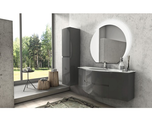 Modernes Badezimmer mit Waschtisch, Spiegelschrank, Spiegel und Fenster mit Blick ins Grüne