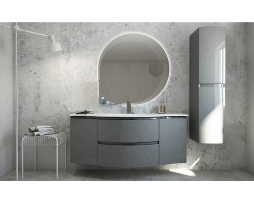 Modernes Badezimmer mit grauem Waschtischunterschrank, beleuchtetem Spiegel und Hochschrank