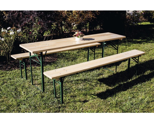 Bierzeltgarnitur mit Holztisch und zwei Bänken im Garten
