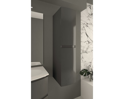 Modernes Badezimmer mit hohem Hängeschrank zur Aufbewahrung