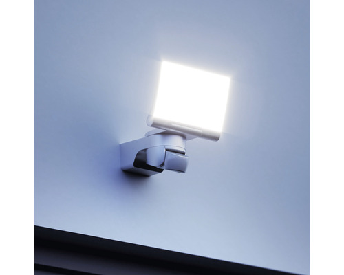 Wandleuchte mit Bewegungsmelder an einer Wand