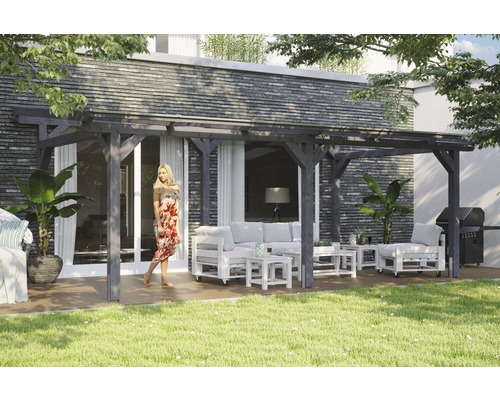 Terrassenüberdachung SKAN HOLZ Siena 648x400 cm schiefergrau Holzpergola mit Sitzgruppe auf einer Terrasse in einem Garten.