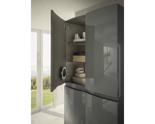 Grauer Hochschrank mit offener Tür und Regalen