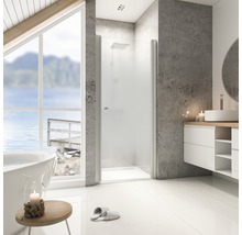Helles Badezimmer mit Dusche, Waschbecken und Badewanne.