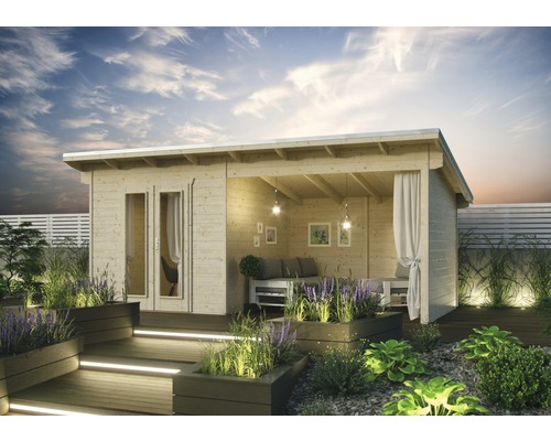 Gartenhaus SKAN HOLZ Texel mit Fußboden 590 x 310 cm natur Holzgartenhaus mit überdachter Terrasse, umgeben von Pflanzenkübeln und Gartenlandschaft