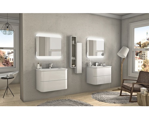 Badezimmer mit zwei Waschtischen, beleuchteten Spiegeln und einem offenen Regal