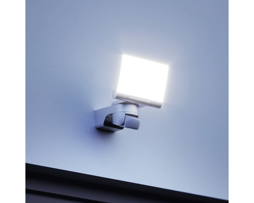 LED-Außenstrahler mit Bewegungsmelder an einer Wand