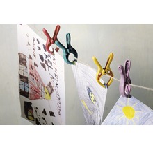 Wäscheleine mit Wäscheklammern und Kinderzeichnungen