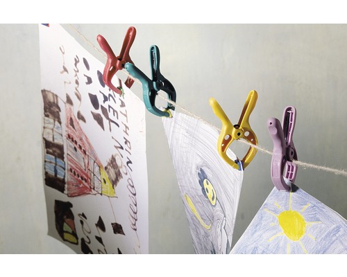 Wäscheleine mit Wäscheklammern und Kinderzeichnungen