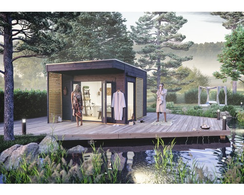 Außenansicht einer Gartensauna mit Holzterrasse und Personen