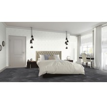 Schlafzimmer mit Doppelbett, Nachttischen, Stehlampen und Arbeitsbereich am Fenster.