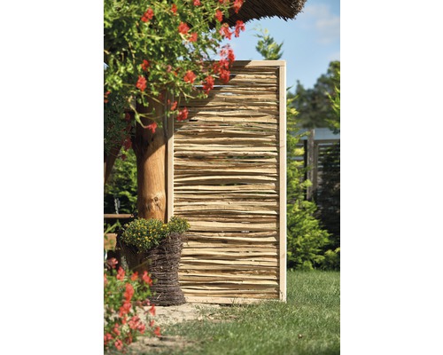 Holzsichtschutzwand im Garten
