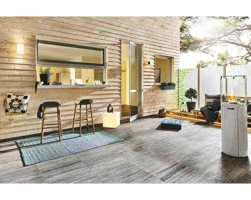 Terrasse mit Holzverkleidung, Barhockern, Teppich und Terrassenofen