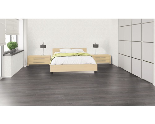 Schlafzimmer mit Bett, Nachttischen, Lampen, Pflanze im Topf, Fenster, Rollo, Kleiderschrank und Bodenbelag