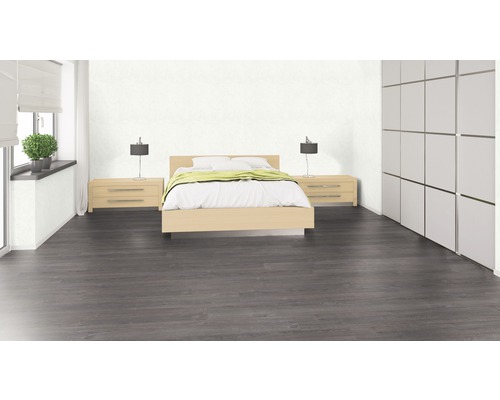 Schlafzimmer mit Bett, Nachttischen, Lampen, Kleiderschrank und Laminatboden.