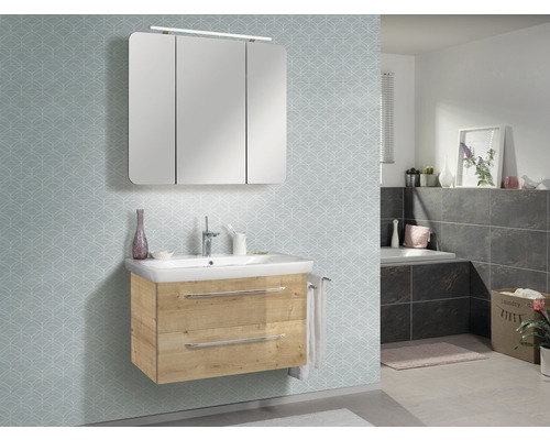 Badezimmer mit Waschtisch, Spiegelschrank und Unterschrank mit zwei Schubladen