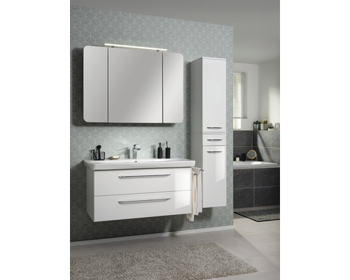 Badezimmer mit Waschbeckenunterschrank, Spiegelschrank und Hochschrank