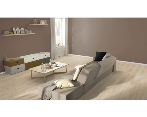 Wohnzimmer mit Sofa, Tisch und Kommode