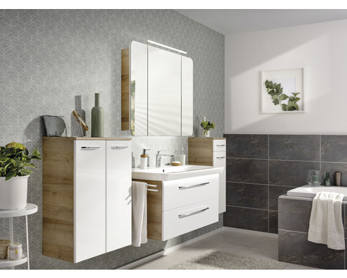 Helles Badezimmer mit Waschtisch, Spiegelschrank und Stauraum