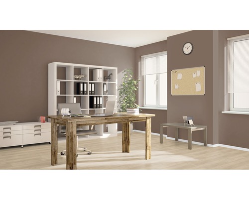 Büro mit Schreibtisch, Regal und Büromaterialien