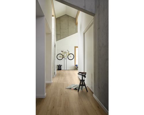Heller Flur mit Holzboden, Fahrrad an der Wand, Hocker und geometrischem Design.