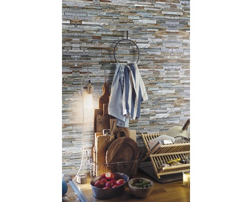 Wandbelag PVC Ceramics Stone wall grau 67,5 cm breit (Meterware) Küchenszene mit Steinwandverkleidung, Schneidebrettern und Geschirrtuch