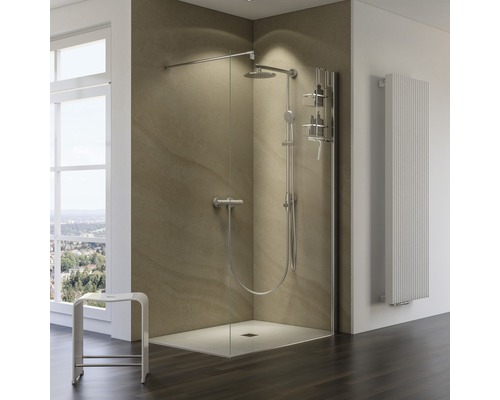 Begehbare Dusche mit Duscharmatur, Duschrinne und Heizkörper in einem Badezimmer.