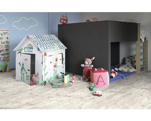 Kinderzimmer mit Hochbett und bemalter Spielhütte aus Karton