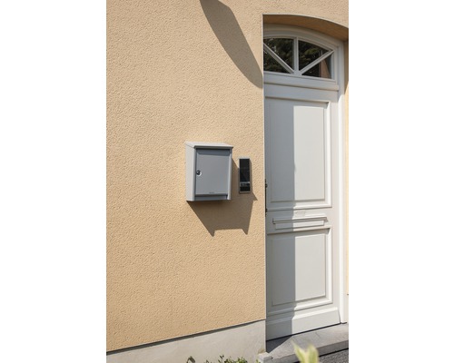 Briefkasten und Gegensprechanlage neben einer Haustür
