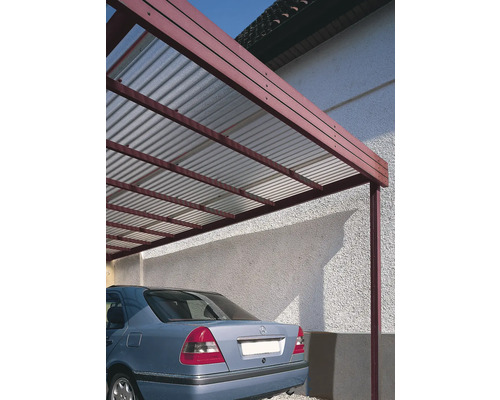 Carport mit Stahlrahmen und transparentem Dach, darunter ein Auto.
