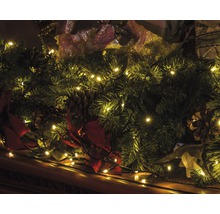 Weihnachtsdekoration mit Tannengirlande, Lichterkette und Tannenzapfen