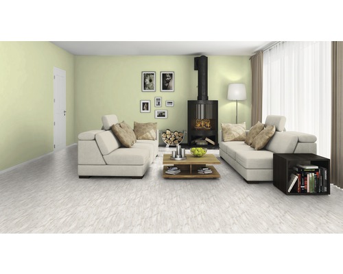 Wohnzimmer mit Sofa, Kaminofen, Couchtisch und Bodenbelag