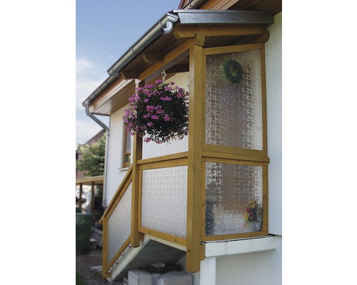 Überdachter Eingangsbereich mit Holzelementen und Glasscheiben