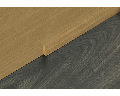 Sockelleiste aus Holz auf Holzboden